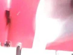 Nữ xa giữa hai cô xe ...