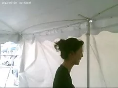 Cô ấy có một ngón ta ...